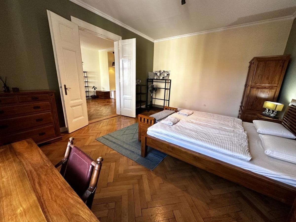 Gorkeho Apartment In City Centre Братислава Экстерьер фото