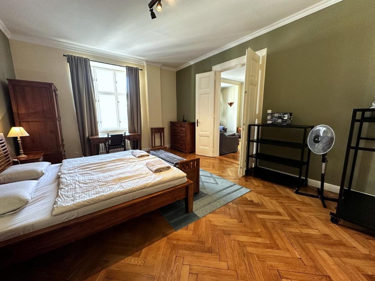 Gorkeho Apartment In City Centre Братислава Экстерьер фото