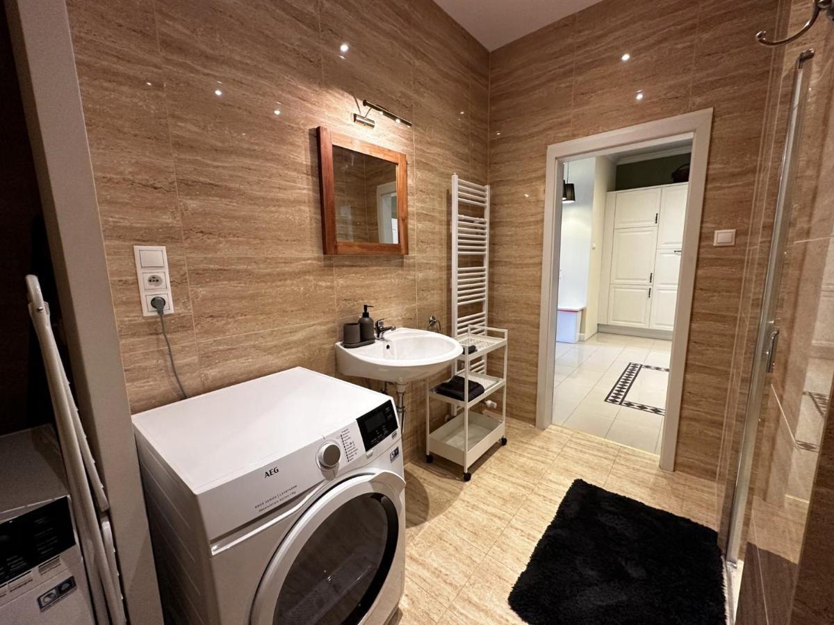 Gorkeho Apartment In City Centre Братислава Экстерьер фото