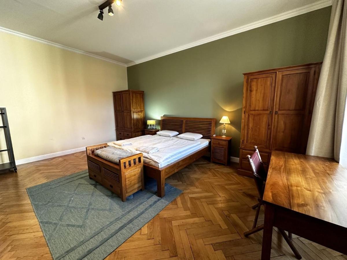 Gorkeho Apartment In City Centre Братислава Экстерьер фото