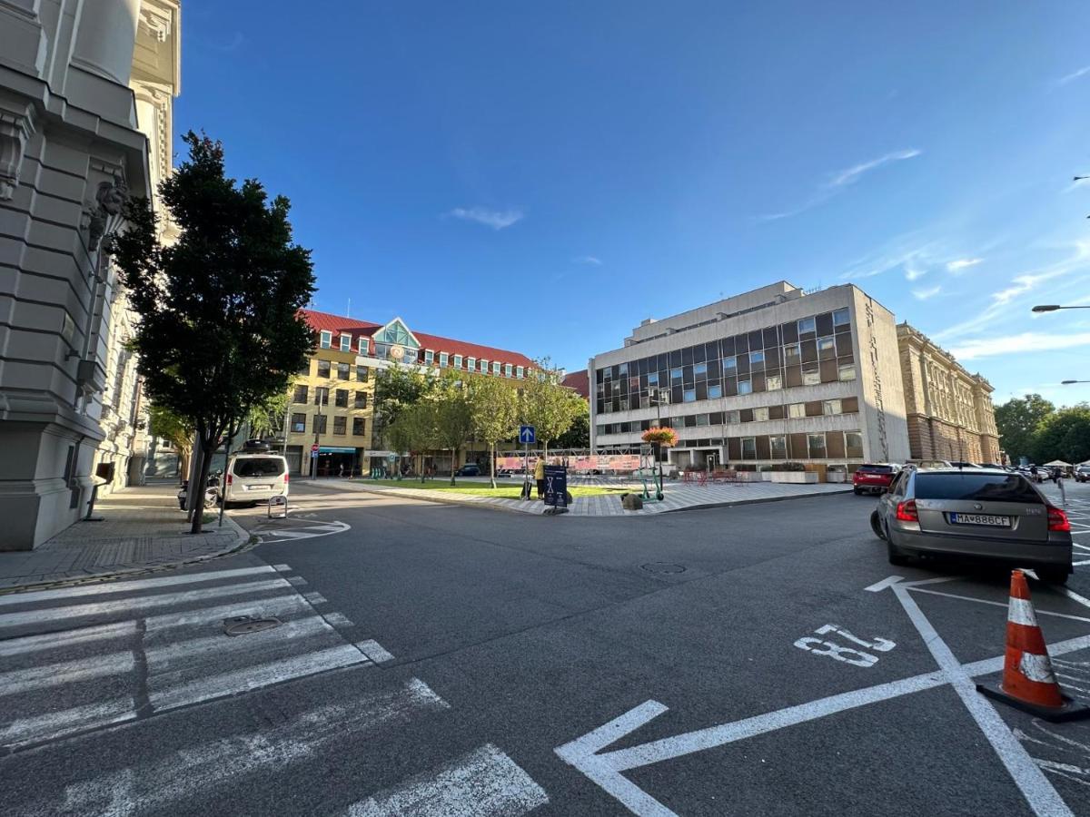 Gorkeho Apartment In City Centre Братислава Экстерьер фото